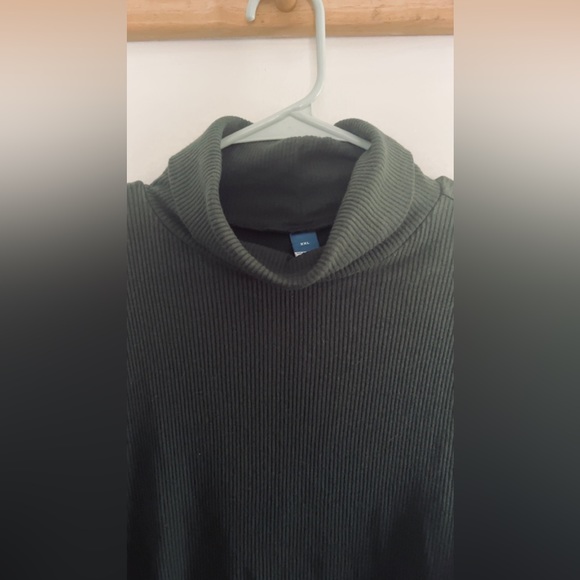 Green turtleneck - Picture 3 of 4